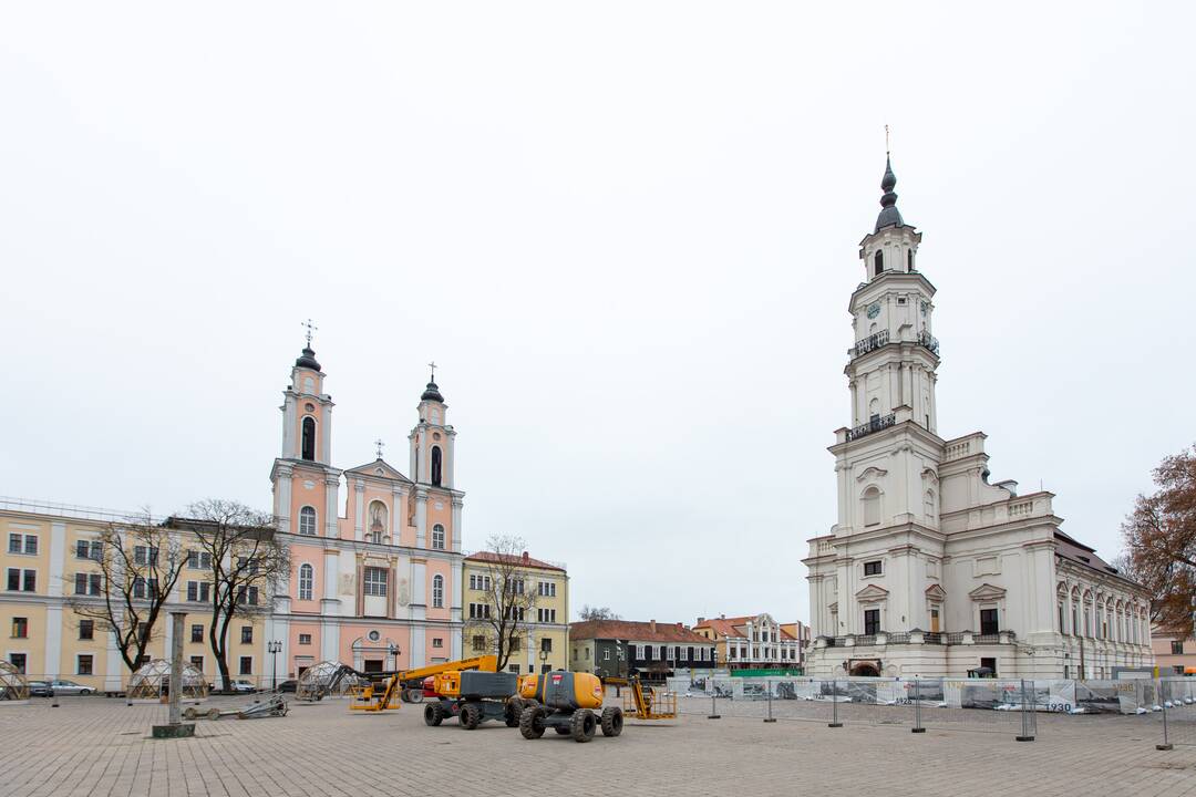 Rotušės aikštėje montuojama eglė