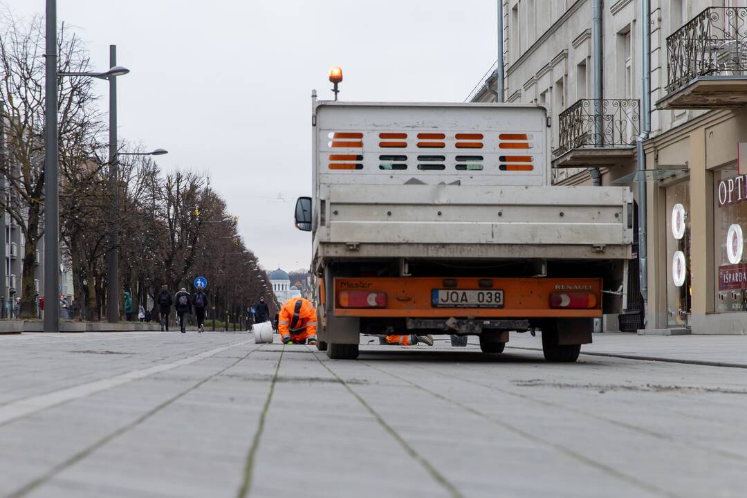 Laisvės alėjoje keičiamos plytelės