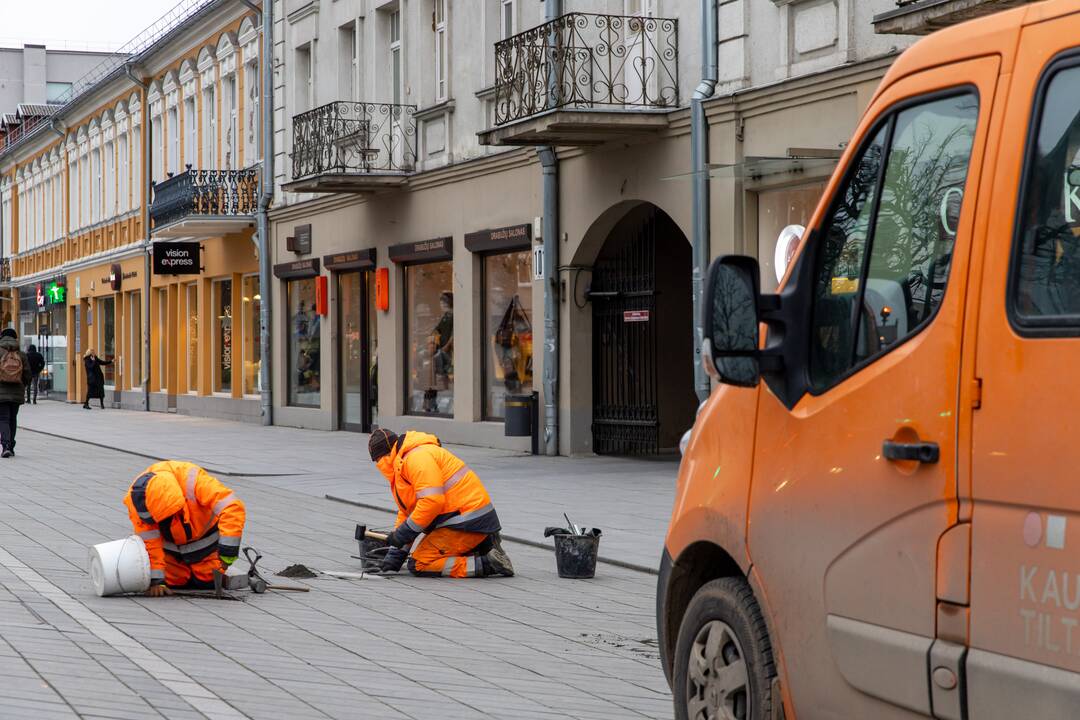 Laisvės alėjoje keičiamos plytelės