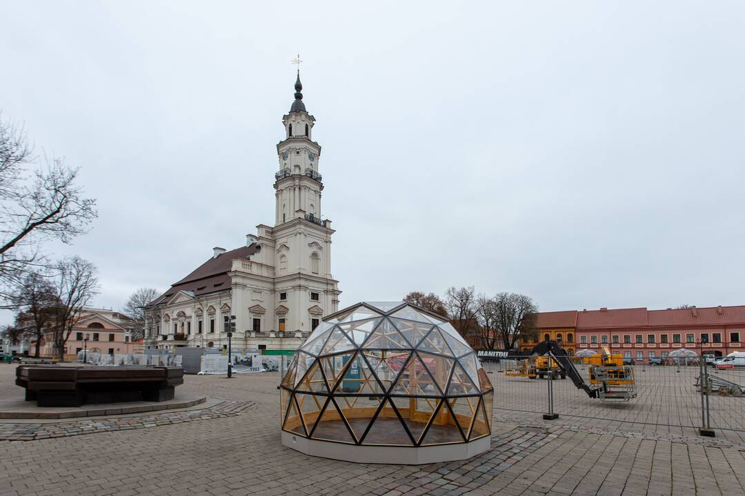 Rotušės aikštėje montuojama eglė