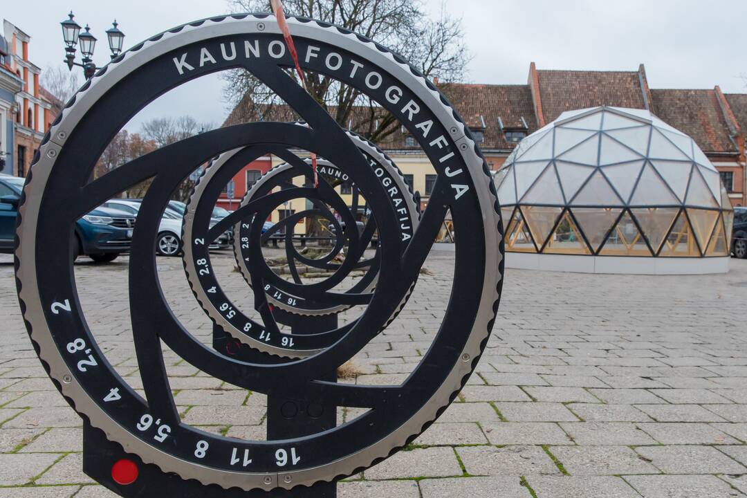Rotušės aikštėje montuojami kupolai