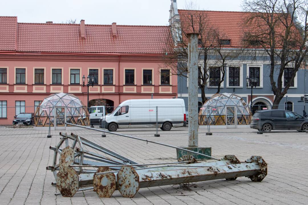 Rotušės aikštėje montuojama eglė