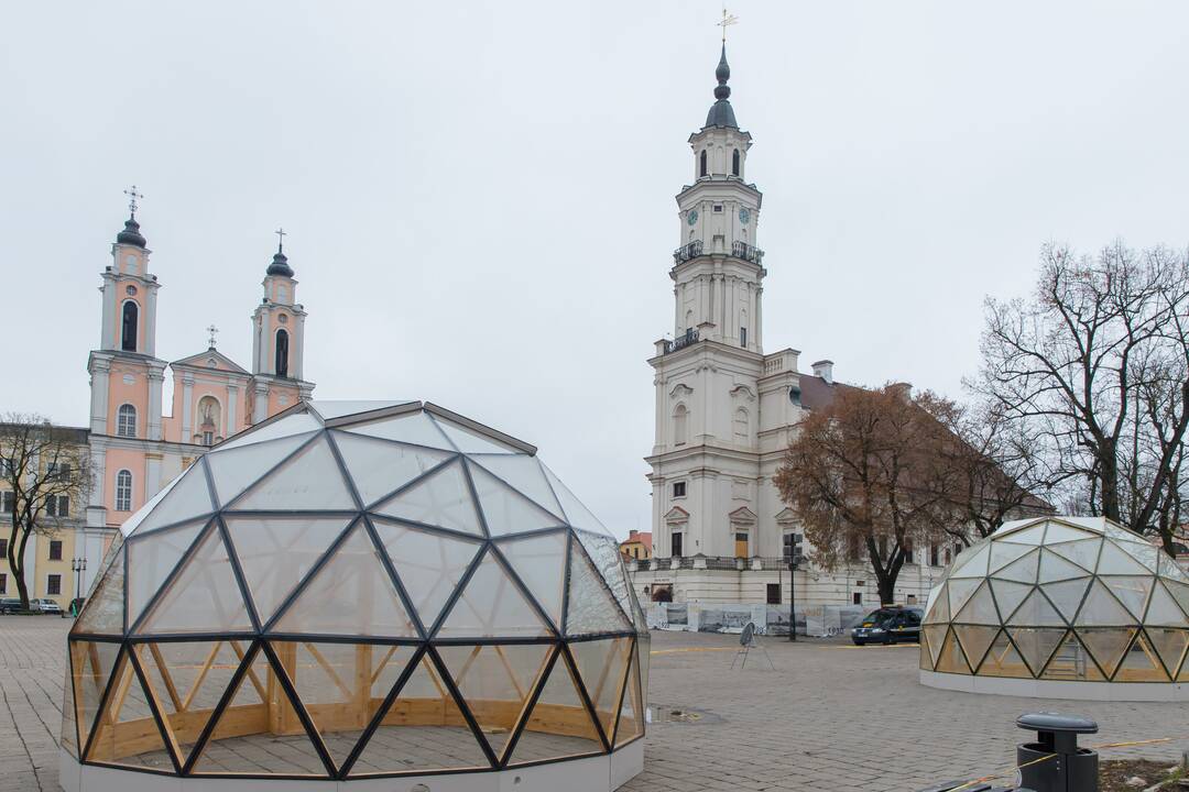 Rotušės aikštėje montuojami kupolai