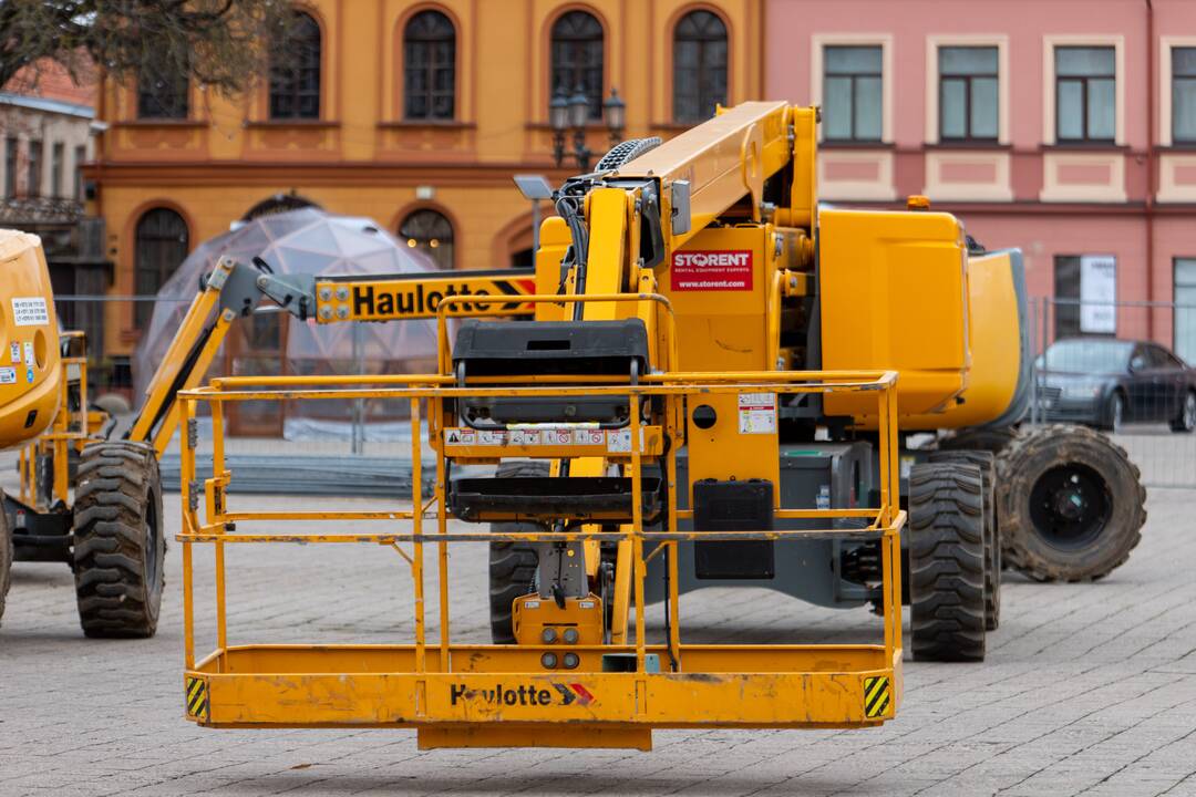 Rotušės aikštėje montuojama eglė