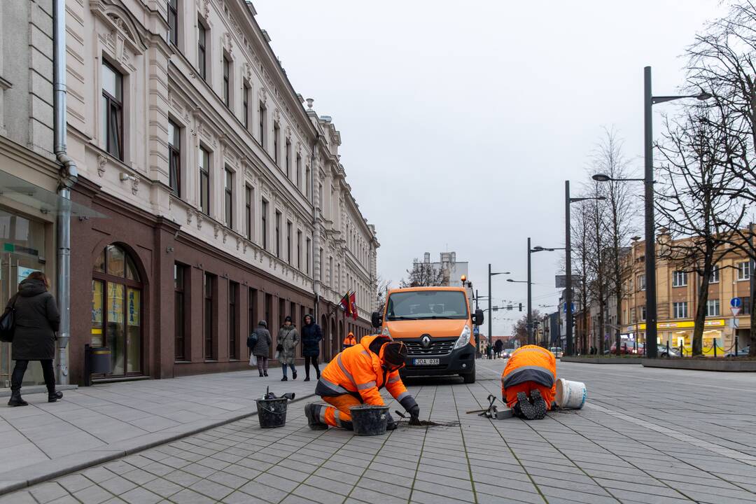 Laisvės alėjoje keičiamos plytelės