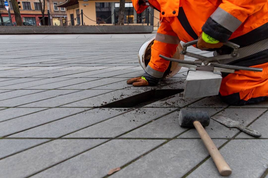 Laisvės alėjoje keičiamos plytelės