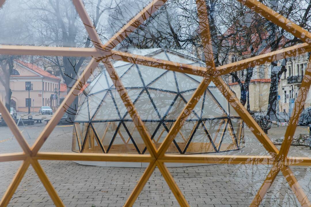 Rotušės aikštėje montuojami kupolai