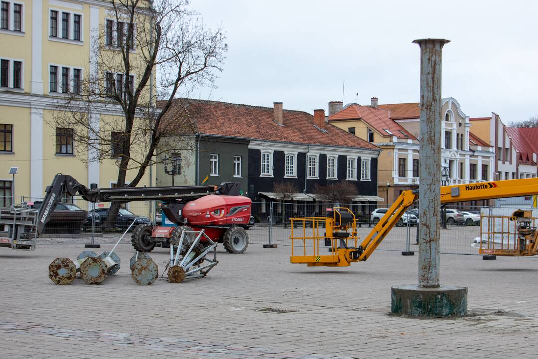 Rotušės aikštėje montuojama eglė