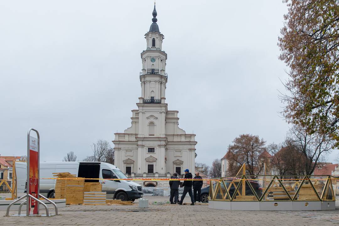 Rotušės aikštėje montuojami kupolai