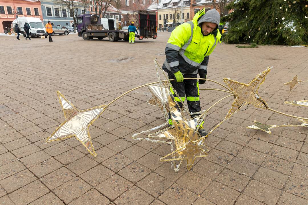 Nupuošiama Kauno eglė