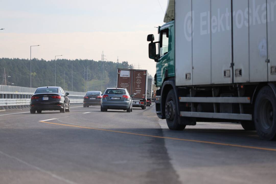 A1 kelyje atidarytas vidurinis tiltas per Nerį