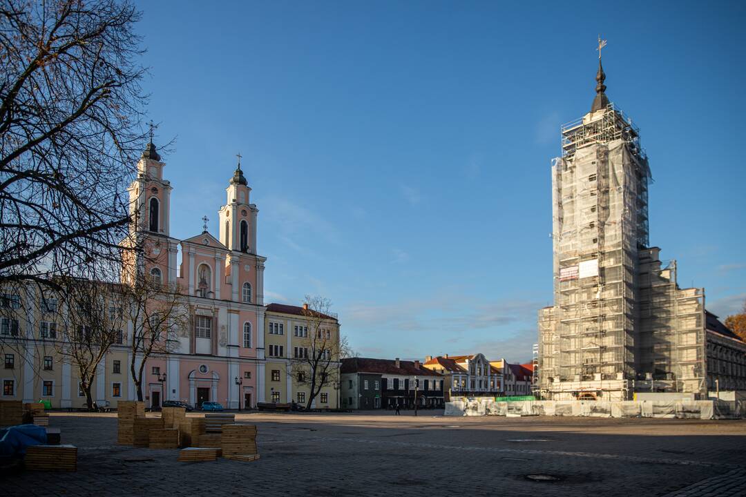 Rotušės aikštėje kyla Kalėdų miestelis