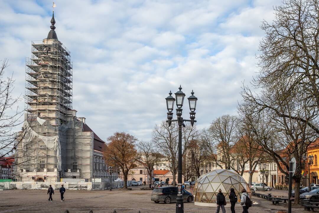 Rotušės aikštėje kyla Kalėdų miestelis