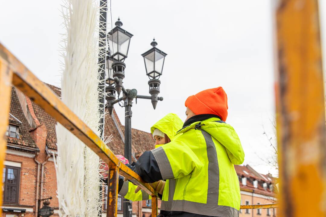 Pasirengimas Kalėdoms Rotušės aikštėje įgauna pagreitį