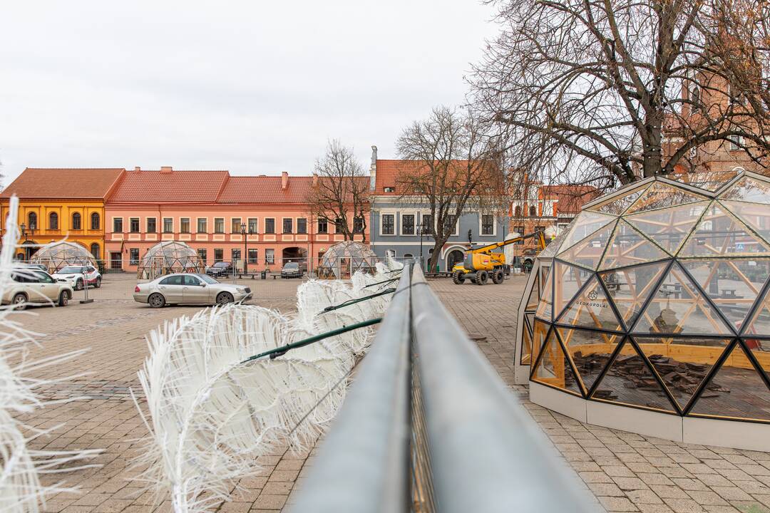 Pasirengimas Kalėdoms Rotušės aikštėje įgauna pagreitį