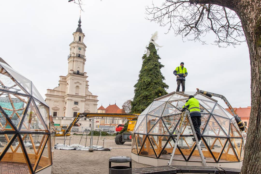 Pasirengimas Kalėdoms Rotušės aikštėje įgauna pagreitį