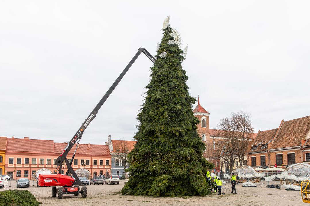 Pasirengimas Kalėdoms Rotušės aikštėje įgauna pagreitį