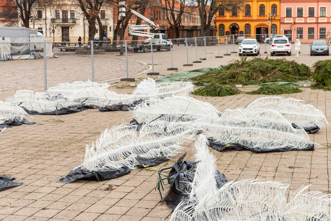 Pasirengimas Kalėdoms Rotušės aikštėje įgauna pagreitį