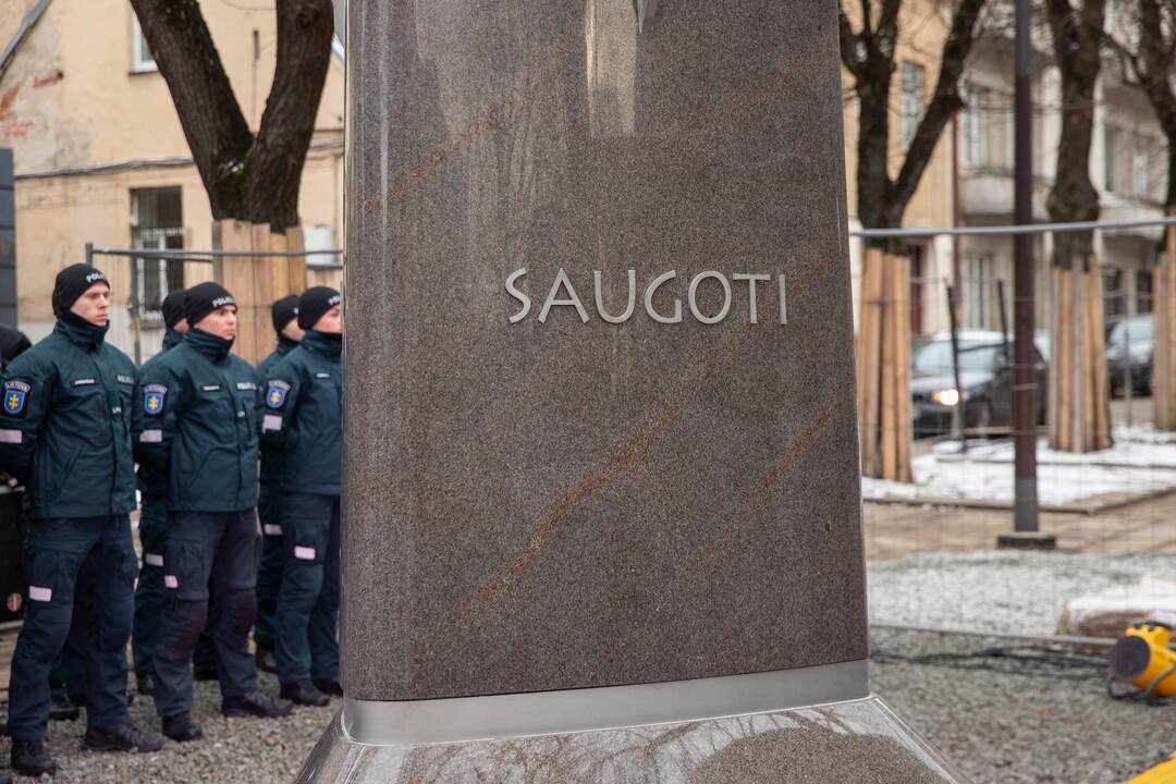 Oficialiai atidengtas policijai skirtas obeliskas