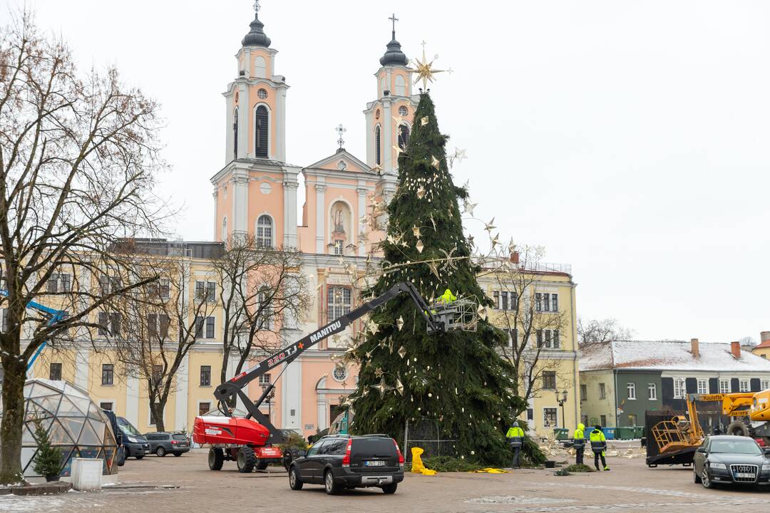 Nupuošiama Kauno eglė