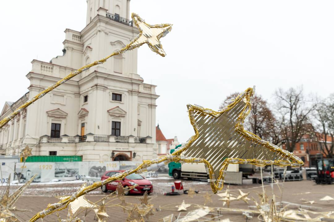 Nupuošiama Kauno eglė