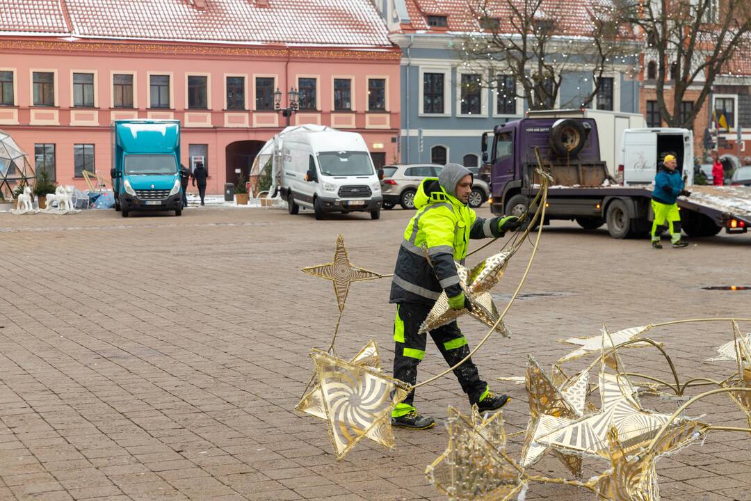 Nupuošiama Kauno eglė