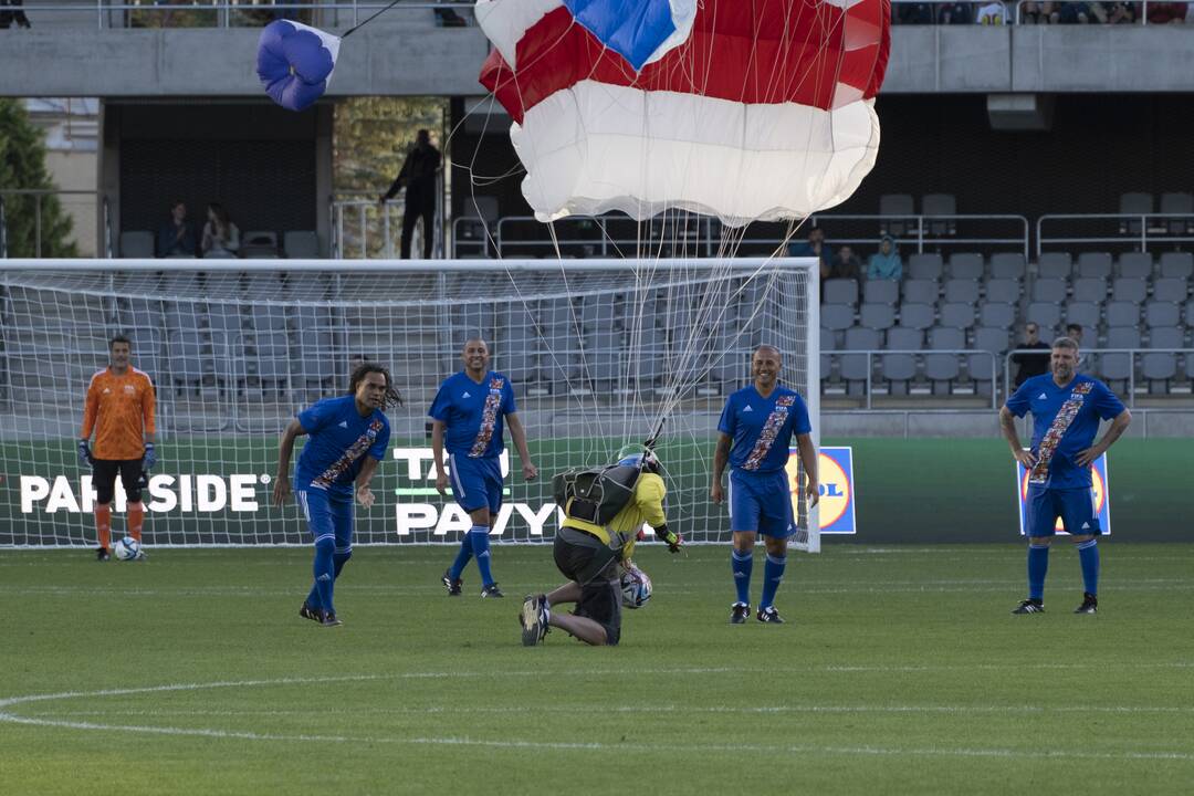 Kauno S. Dariaus ir S. Girėno stadione įvyko Lietuvos ir FIFA futbolo legendų rungtynės