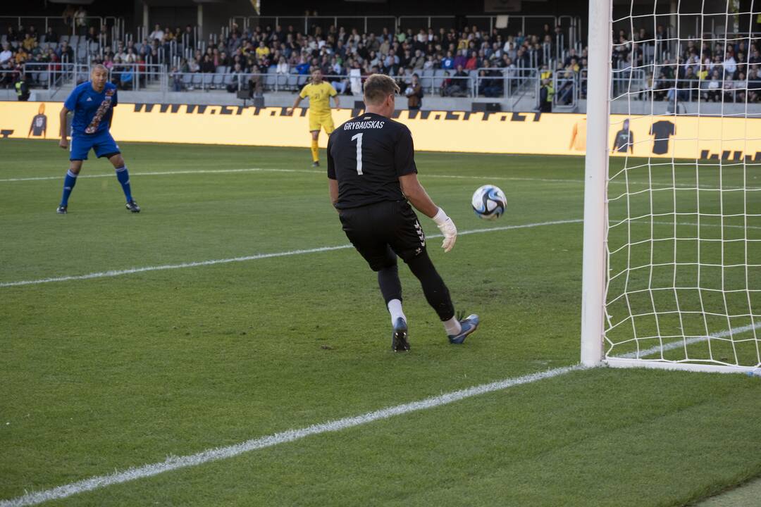 Kauno S. Dariaus ir S. Girėno stadione įvyko Lietuvos ir FIFA futbolo legendų rungtynės