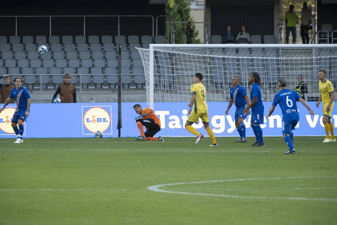 Kauno S. Dariaus ir S. Girėno stadione įvyko Lietuvos ir FIFA futbolo legendų rungtynės