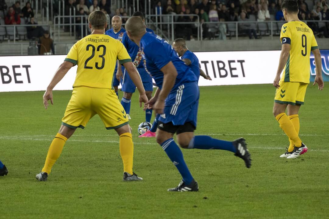 Kauno S. Dariaus ir S. Girėno stadione įvyko Lietuvos ir FIFA futbolo legendų rungtynės