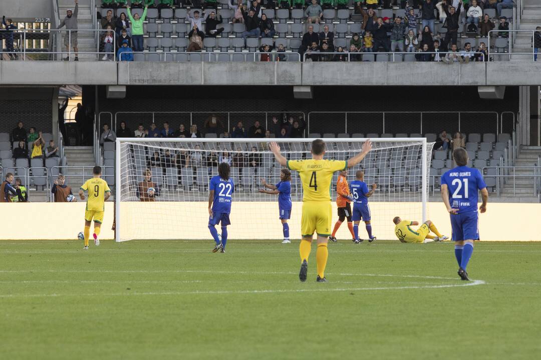 Kauno S. Dariaus ir S. Girėno stadione įvyko Lietuvos ir FIFA futbolo legendų rungtynės