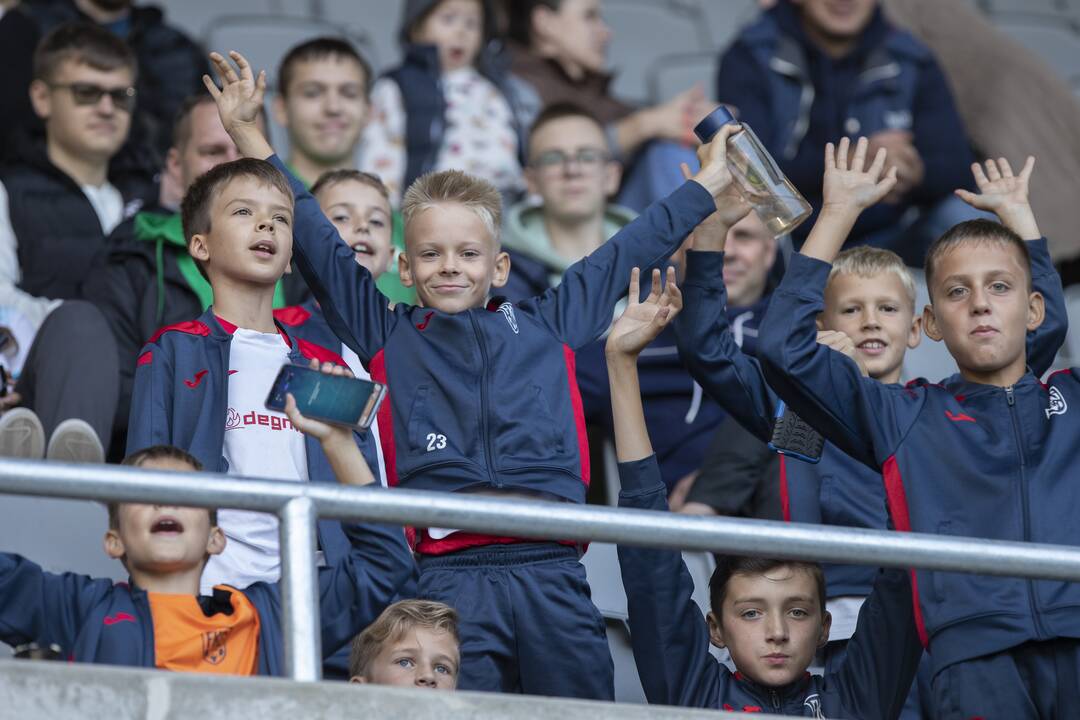 Kauno S. Dariaus ir S. Girėno stadione įvyko Lietuvos ir FIFA futbolo legendų rungtynės