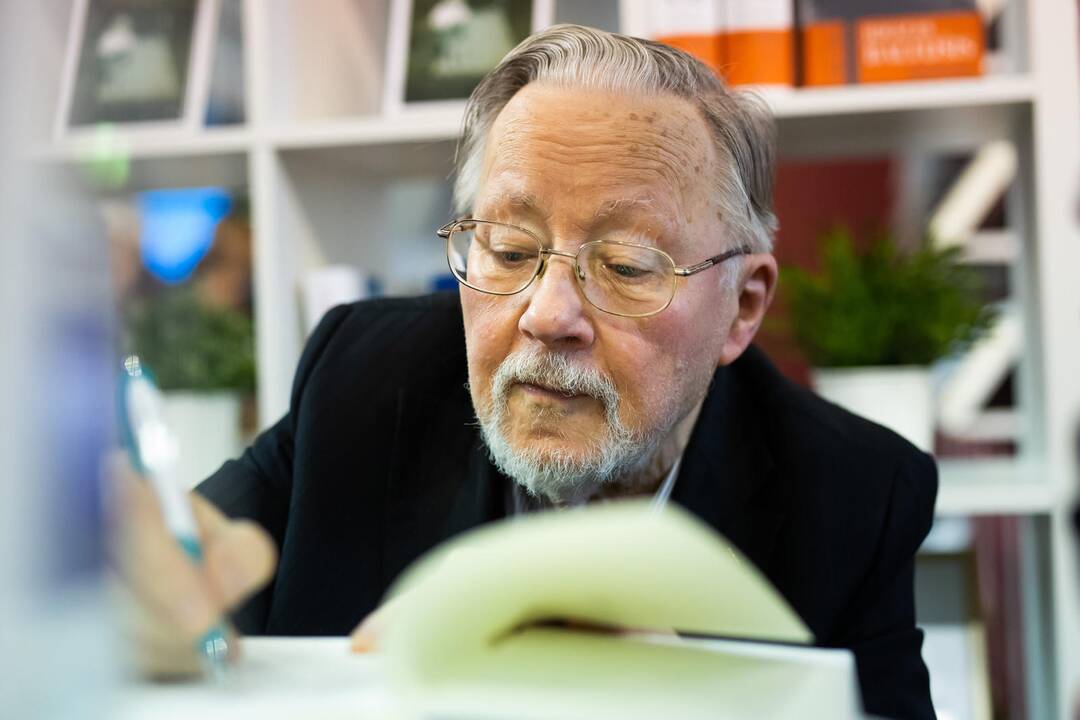 V. Landsbergis prašo „Amazon“ išimti prekes su sovietų simboliais