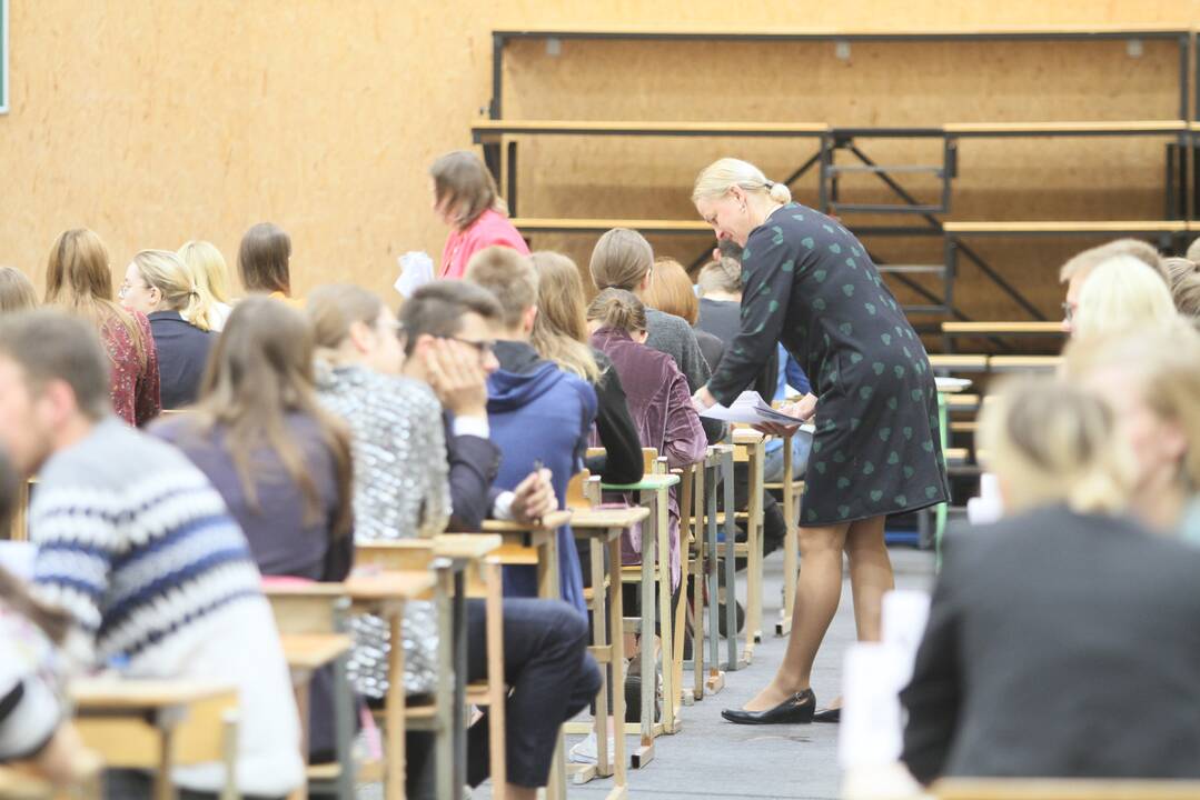 Pateikė prašymus: brandos egzaminus siekia laikyti beveik 27,5 tūkst. abiturientų