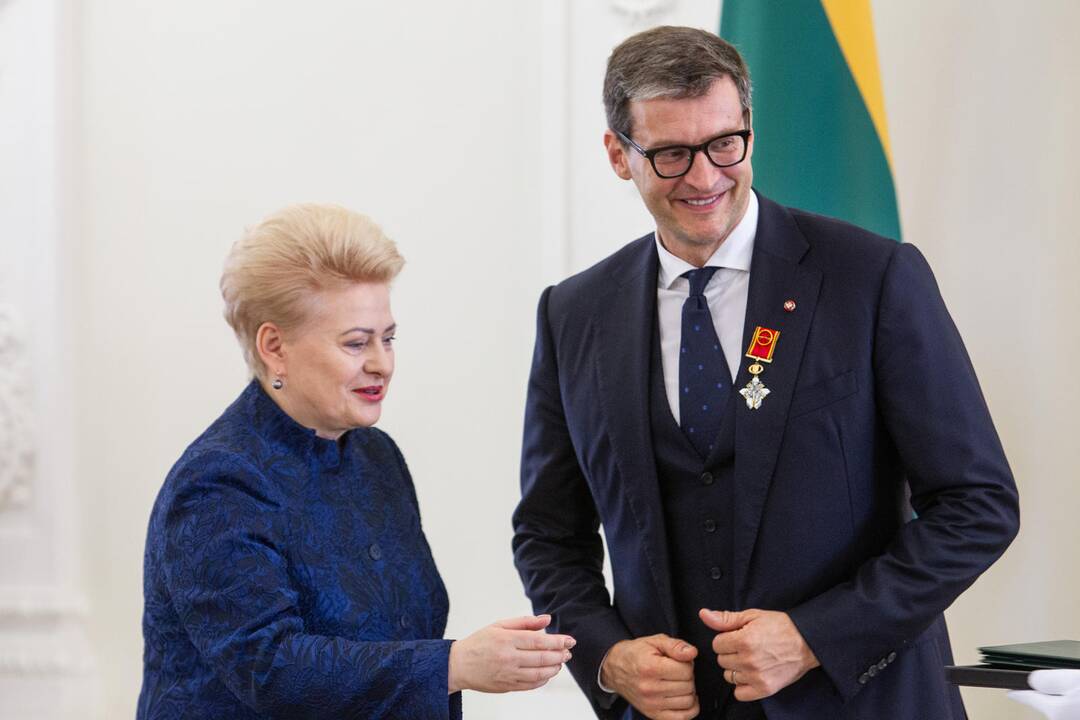 Prezidentė įteikė valstybės apdovanojimus