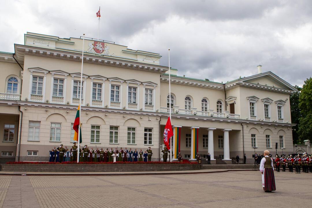 Vėliavų pakėlimo ceremonija S. Daukanto aikštėje