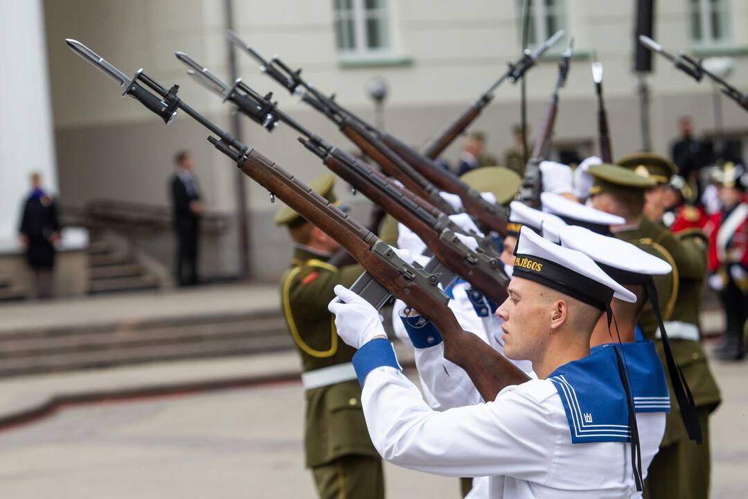 Vėliavų pakėlimo ceremonija S. Daukanto aikštėje