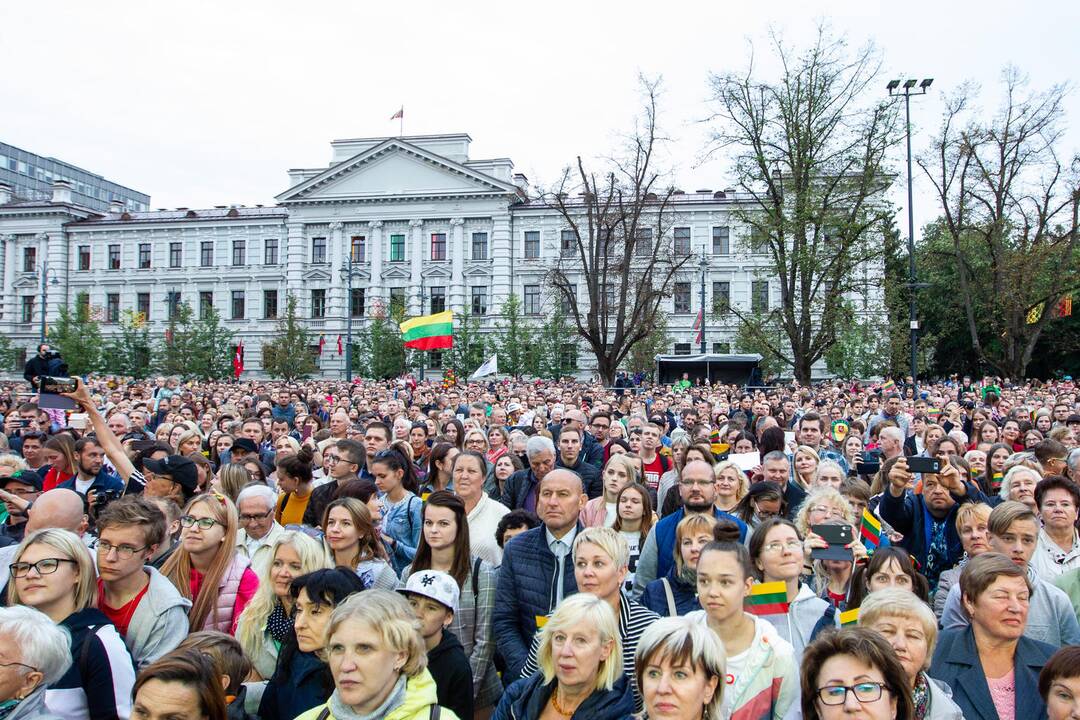 Lukiškių aikštėje giedamas Lietuvos himnas