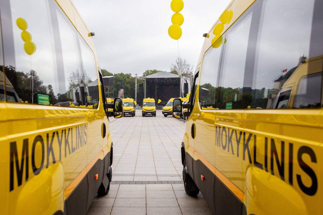 Nauji autobusiukai perduoti mokykloms