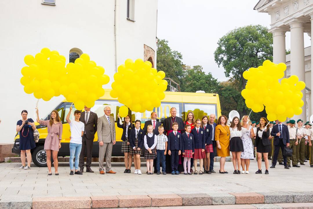 Nauji autobusiukai perduoti mokykloms