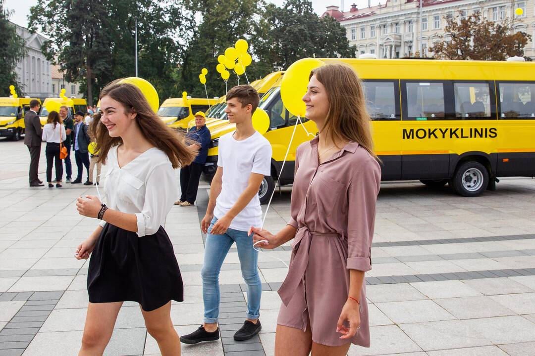 Nauji autobusiukai perduoti mokykloms