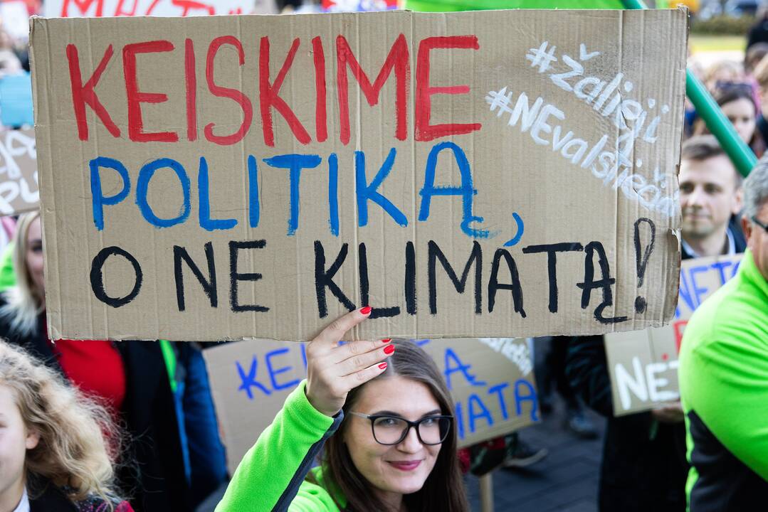 Vilniuje – protestas dėl klimato kaitos: neš karstą Gedimino prospektu