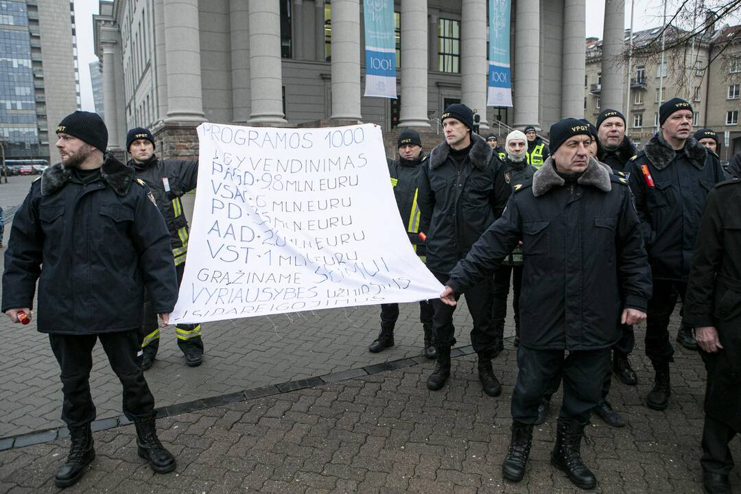 Pareigūnų protestas prie Seimo