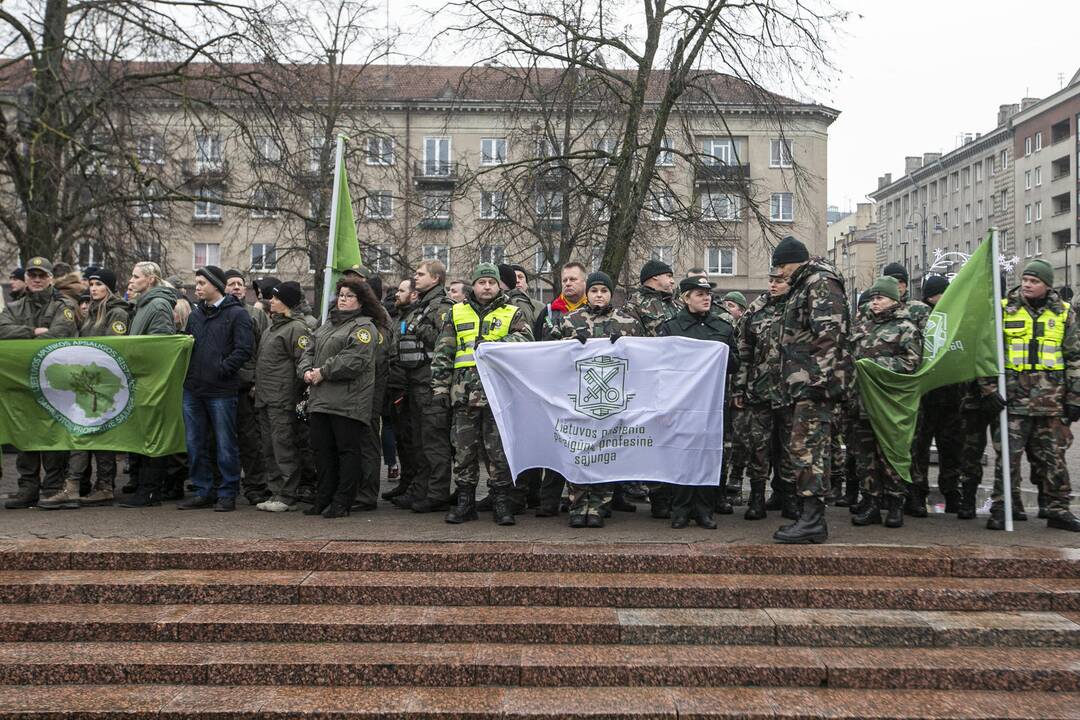 Pareigūnų protestas prie Seimo