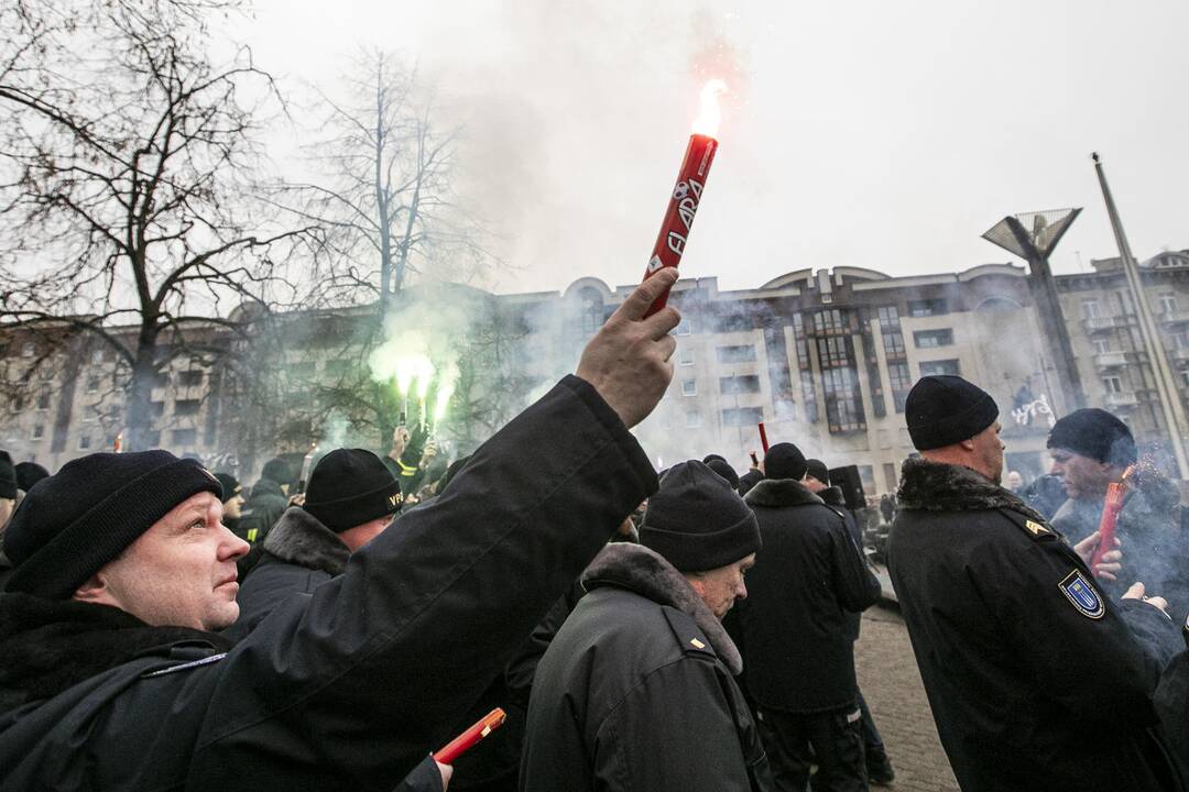 Pareigūnų protestas prie Seimo