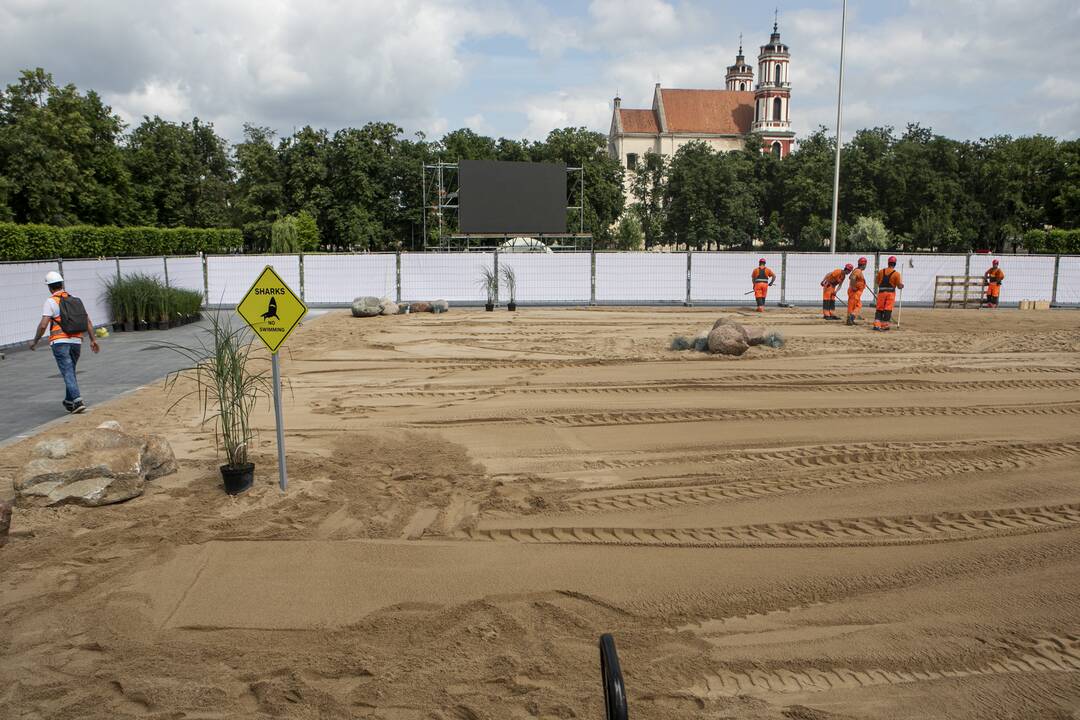 Lukiškių aikštėje ruošiamas paplūdimys