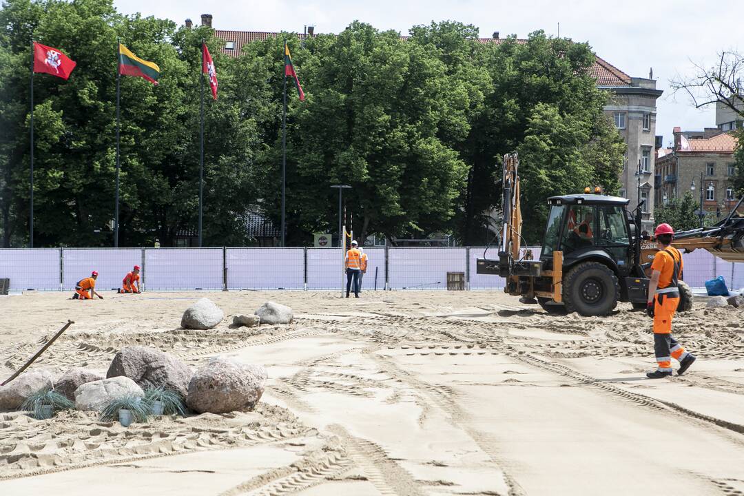 Lukiškių aikštėje ruošiamas paplūdimys