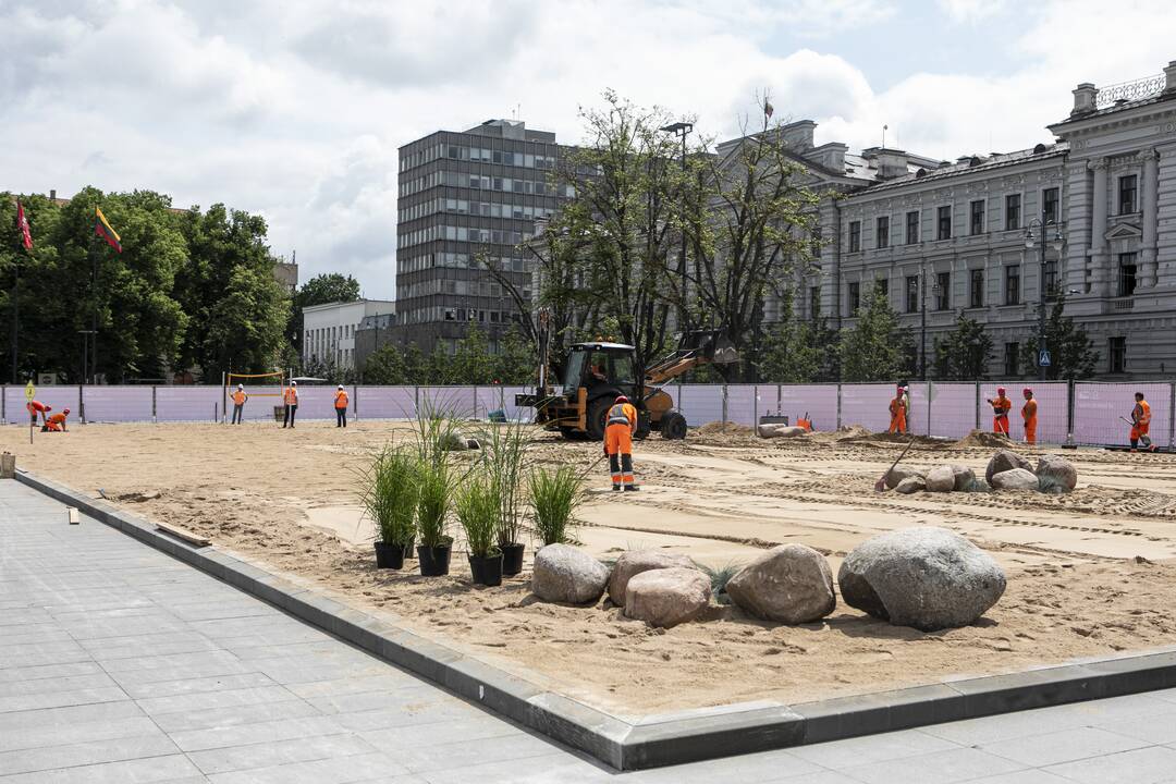 Lukiškių aikštėje ruošiamas paplūdimys