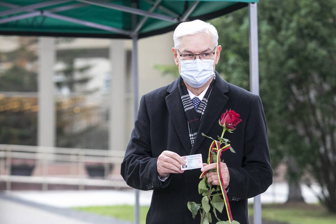 Parlamentarams įteikiami Seimo nario pažymėjimai