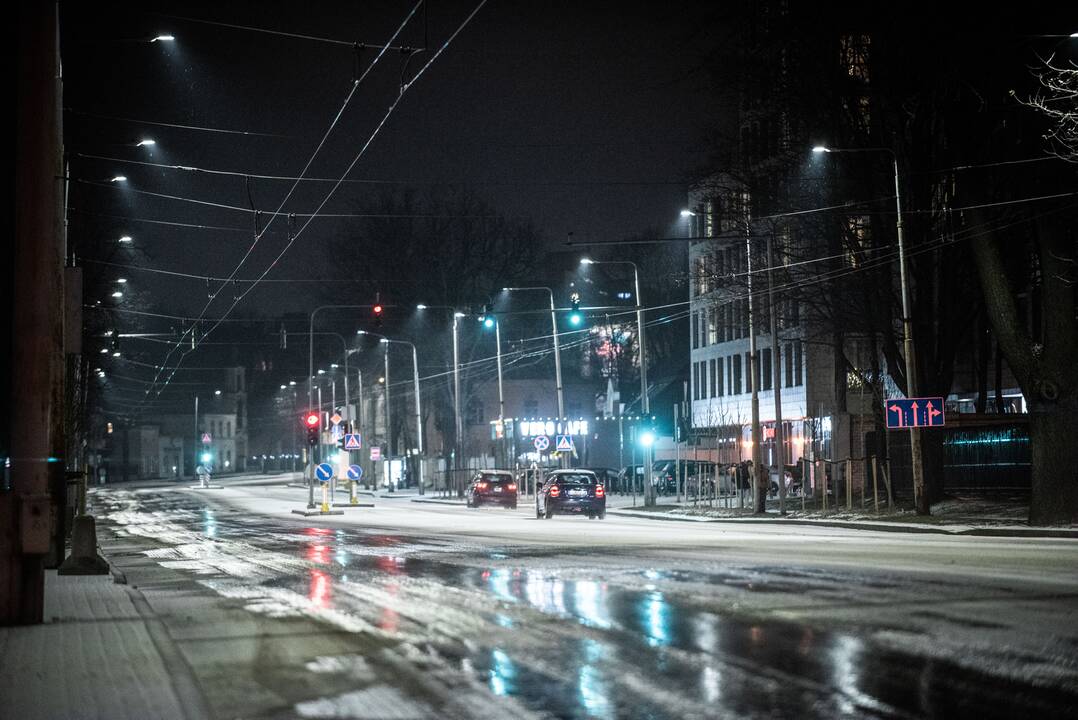 Rinkitės saugų greitį: naktį eismo sąlygas sunkins plikledis